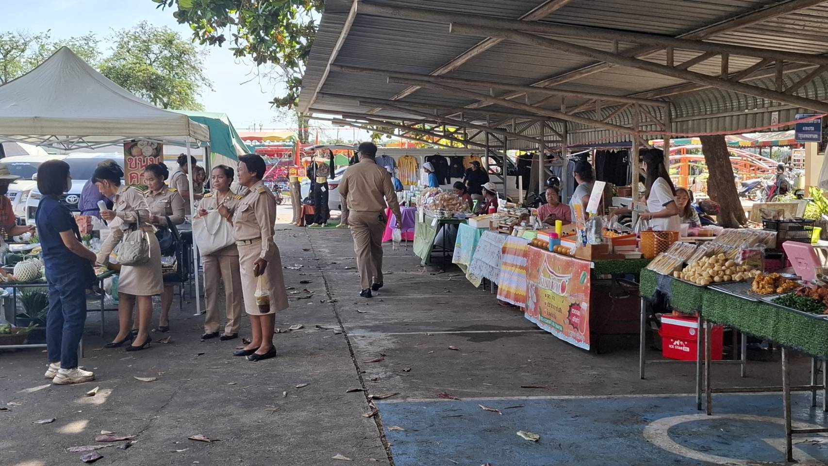 พช.เมืองสิงห์บุรี จัดตลาดนัดคนไทยยิ้มได้ เพิ่มช่องทางการจัดจำหน่ายแก่ผู้ประกอบการโอทอป และประชาสัมพันธ์คลิกชุมชน