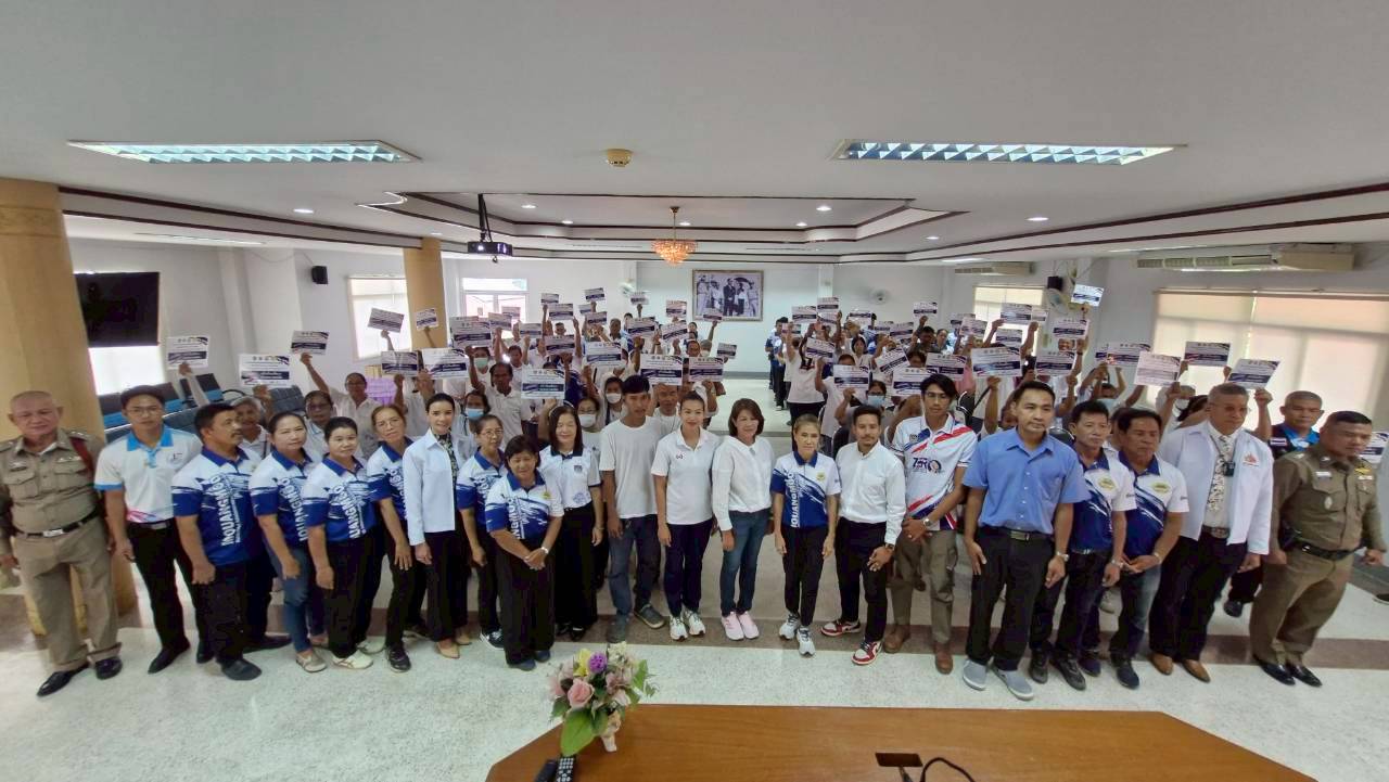 พช.เมืองสิงห์บุรี  ร่วมกิจกรรมมอบลัญลักษณ์ครัวเรือนสีขาวตำบลม่วงหมู่